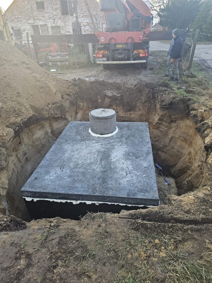 Montáž těsné betonové jímky pomocí jeřábu HDS. Realizace pro klienta z Tábor